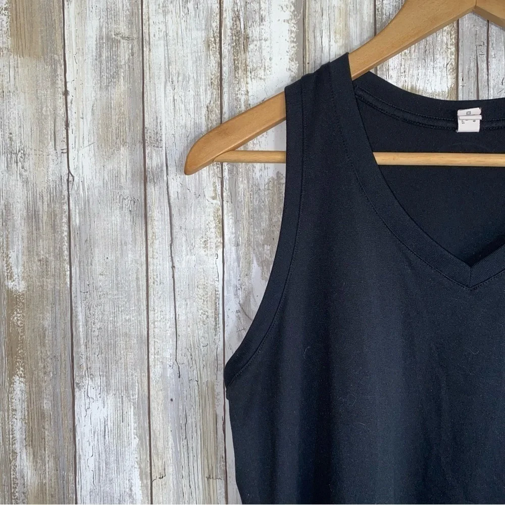 Under Armor Black Fitted V Neck Tank - Picture 2 of 5